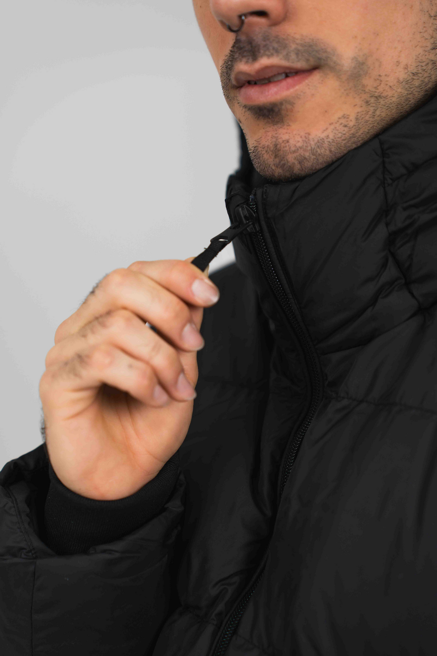 Anorak acolchado reciclado con capucha - Negro