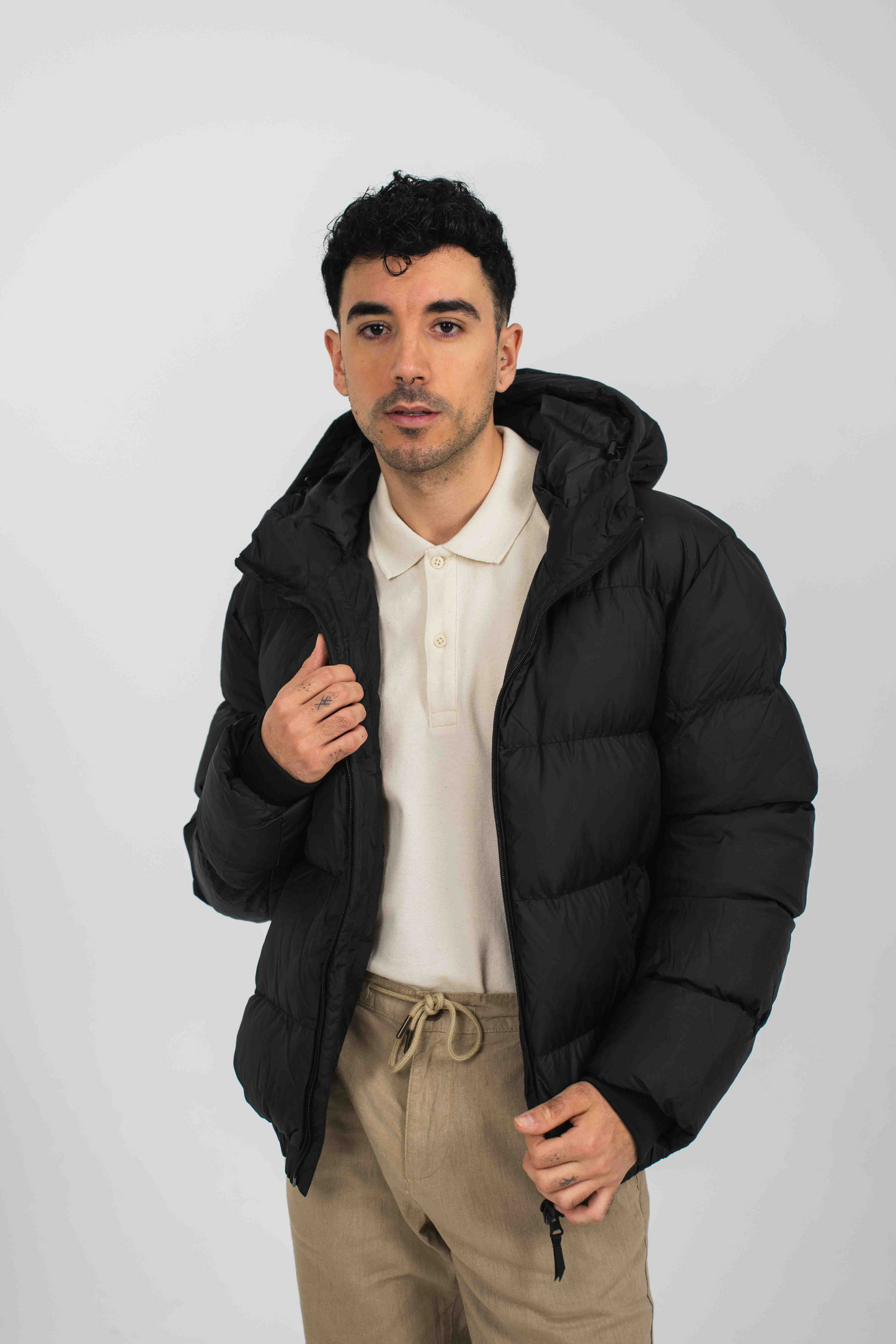 Anorak acolchado reciclado con capucha - Negro