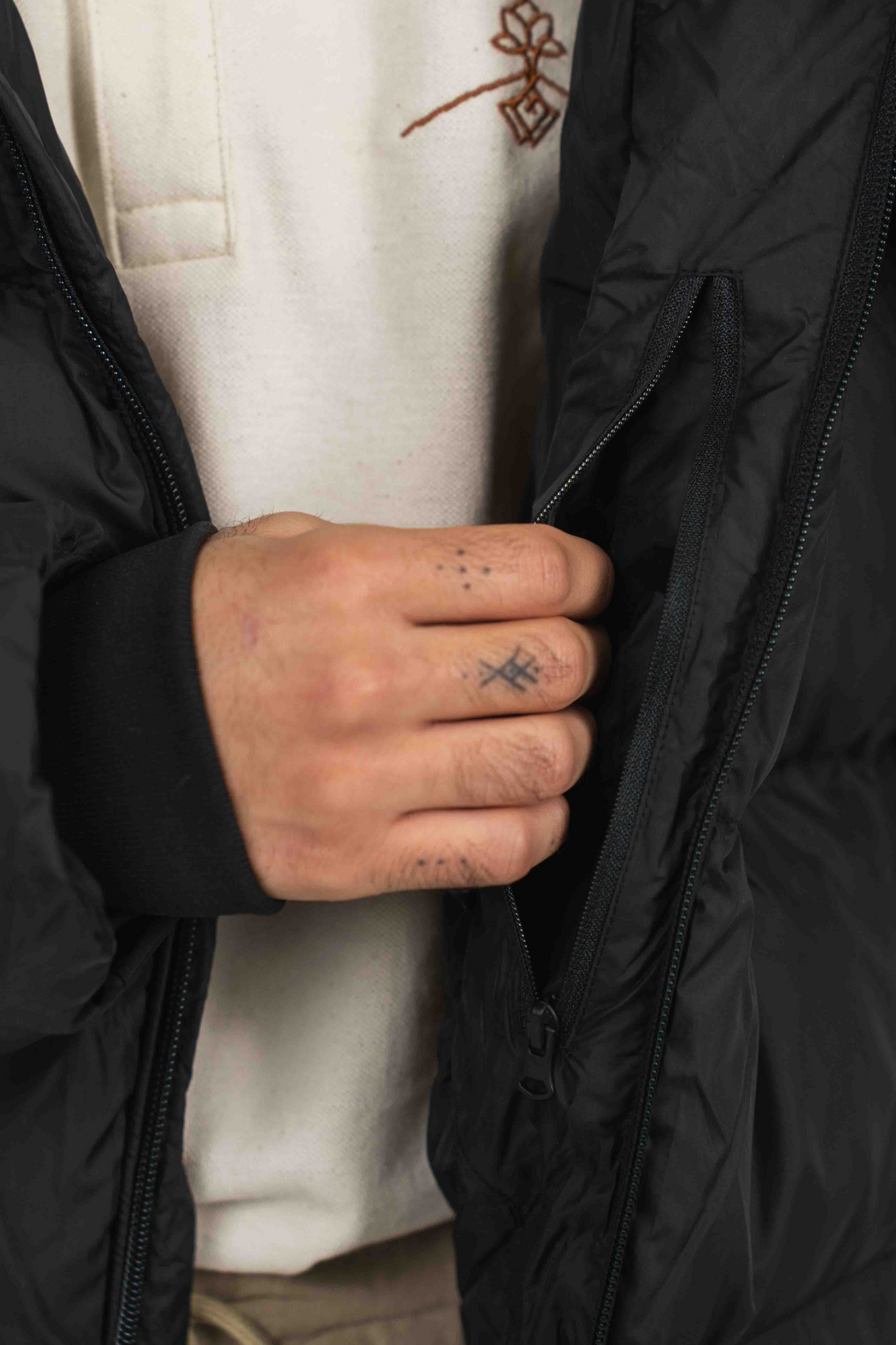 Anorak acolchado reciclado con capucha - Negro
