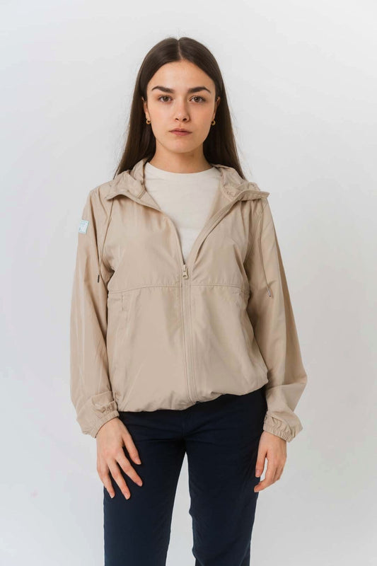 abrigo-cortavientos-poliester-reciclado-beige-Greener-01