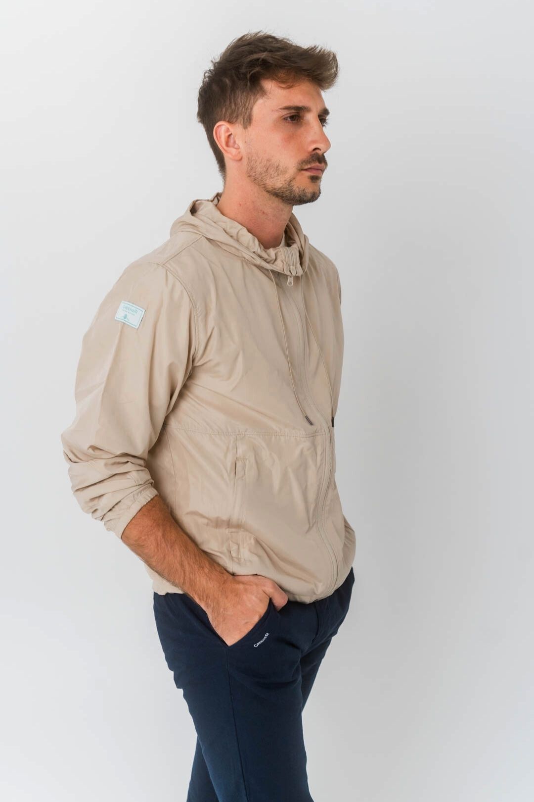 abrigo-cortavientos-poliester-reciclado-beige-Greener-04