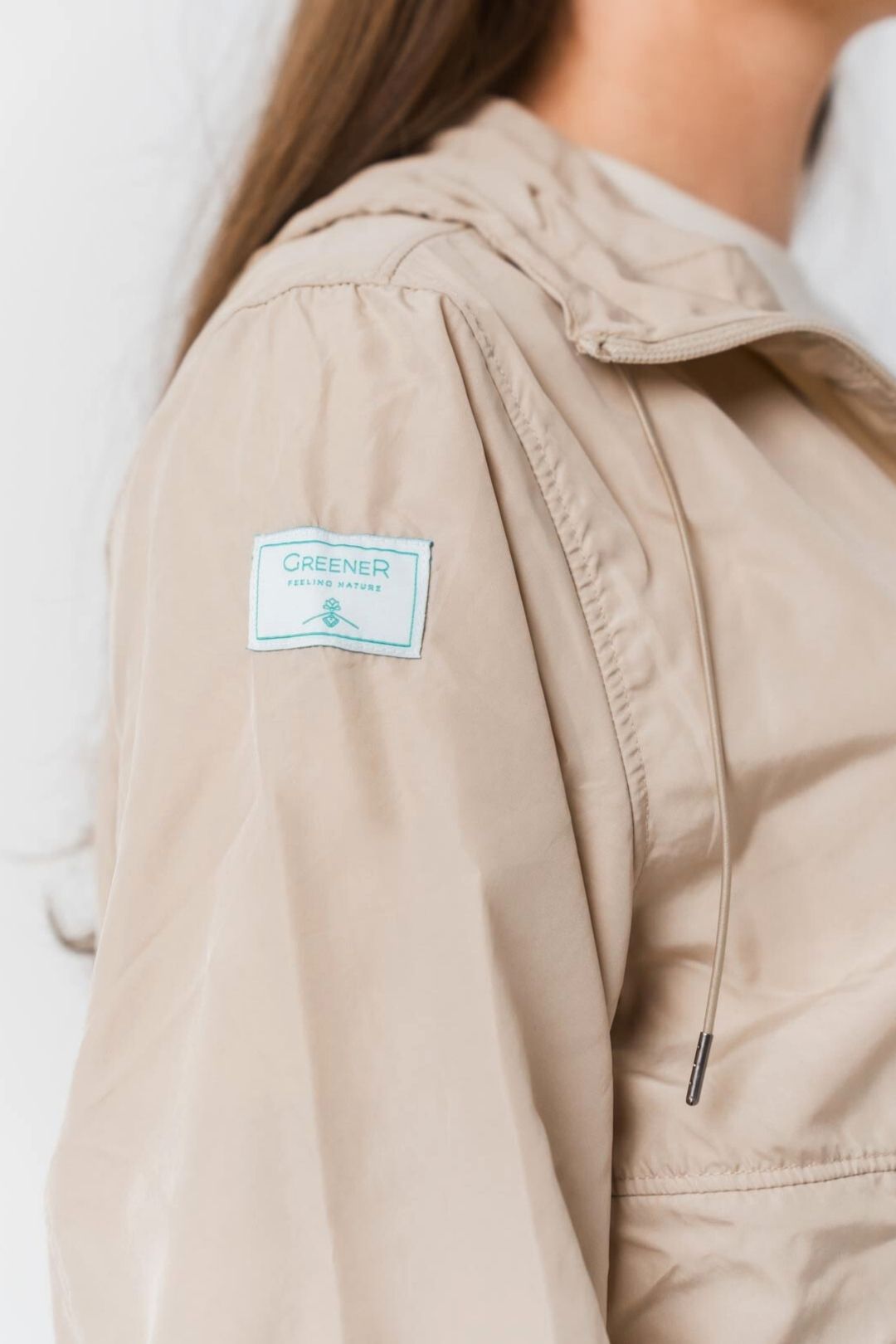 abrigo-cortavientos-poliester-reciclado-beige-Greener-06