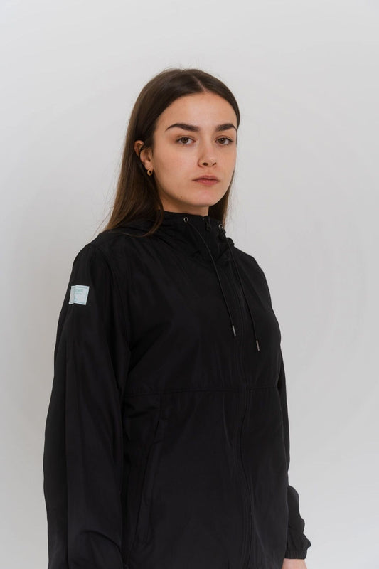 abrigo-cortavientos-poliester-reciclado-negro-Greener-01