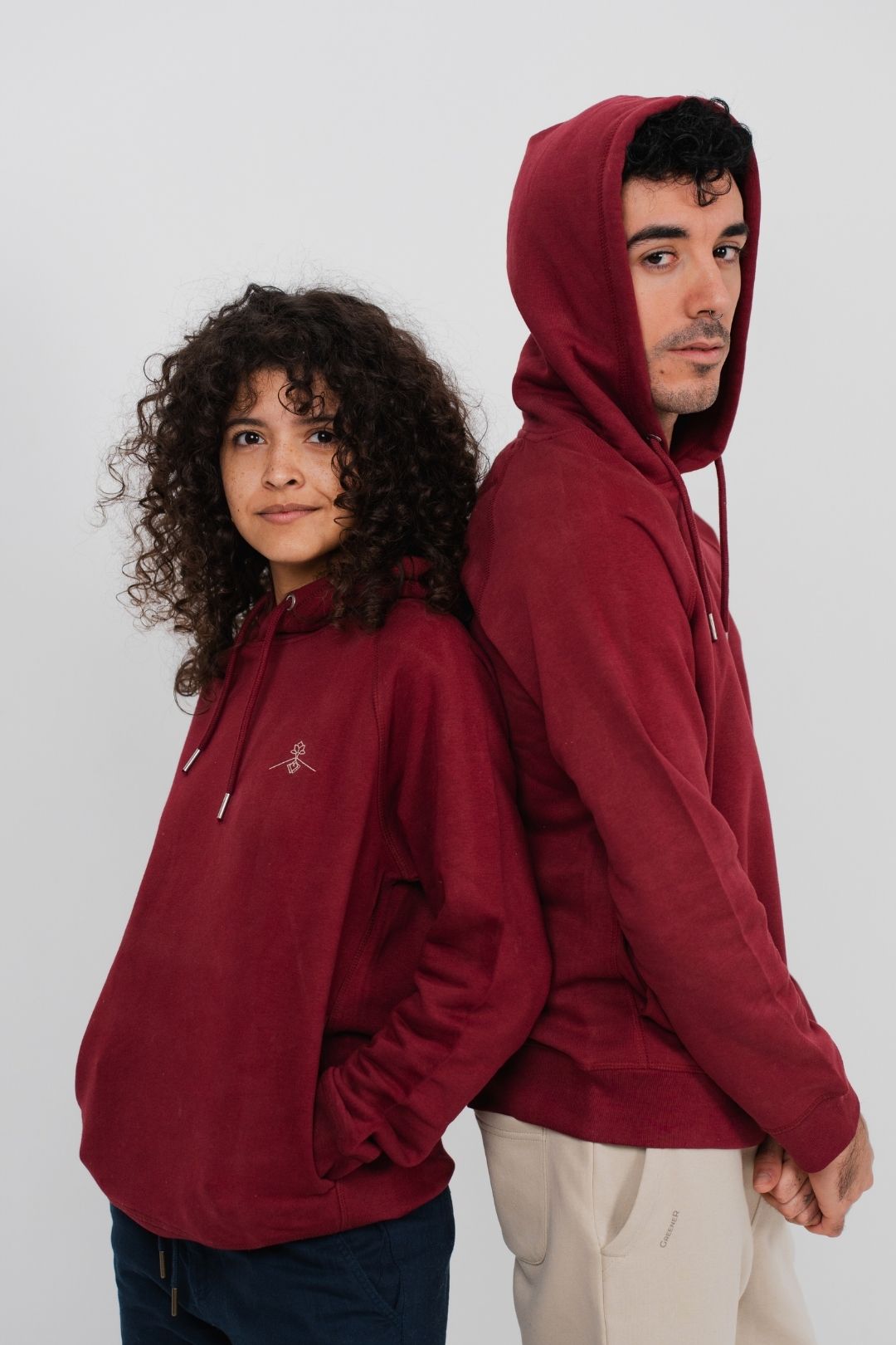 sudadera-capucha-mezcla-algodon-organico-poliester-reciclado-burdeos-Greener-01